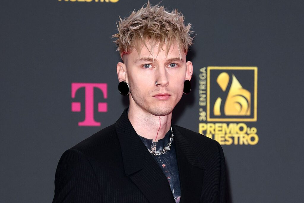 Machine Gun Kelly zeigt in neuem Video seine Reißzähne; ANSEHEN Machine Gun Kelly