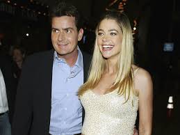 Charlie Sheen Ehepartnerin: Einblicke in das turbulente Liebesleben des Hollywood-Stars charlie sheen ehepartnerin