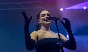 Wer ist Mae Muller? Alles, was Sie über die diesjährige Bewerbung Großbritanniens für den Eurovision Song Contest wissen müssen mae muller