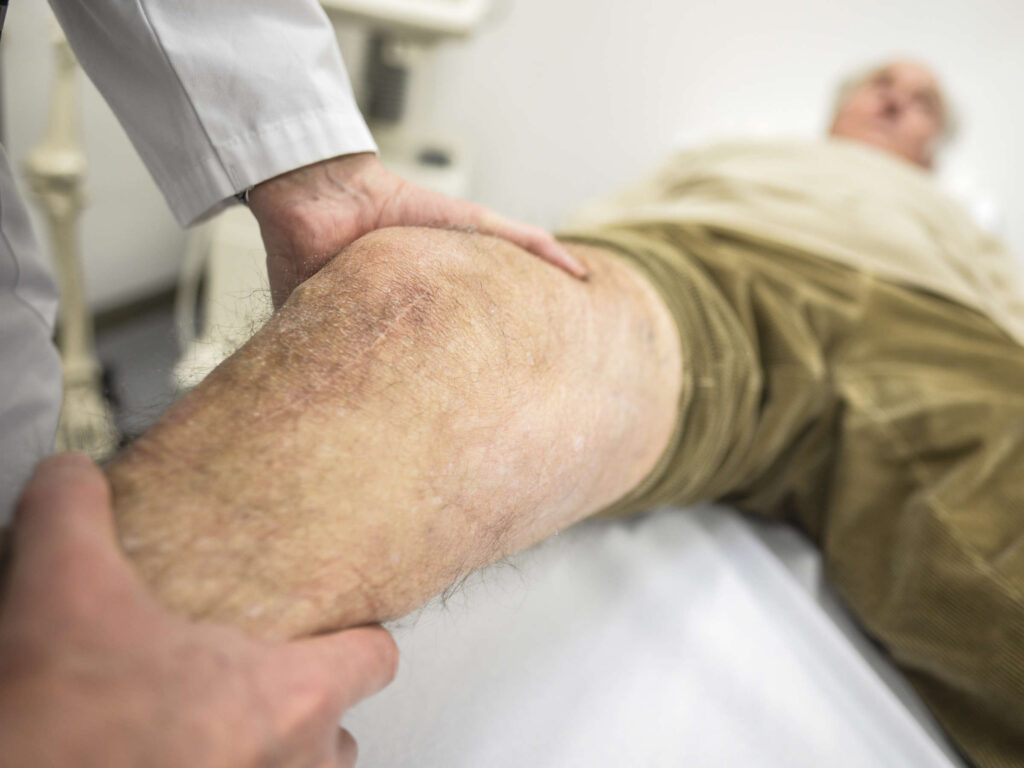 Neues Kniegelenk mit 60 wie lange krank? Dauer, Reha und Arbeit neues kniegelenk mit 60 wie lange krank