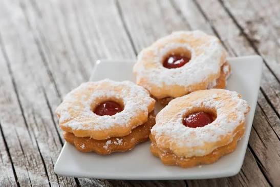 Spitzbuben Rezept: Klassisch, mürbe & einfach selber backen spitzbuben rezept
